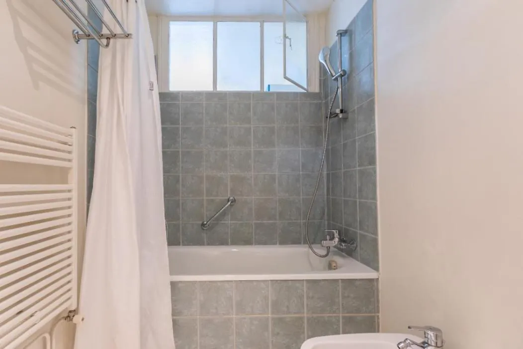 Chapelle 2 - Kp - Great F2 Perfect For 4 Guests - Lively Area Appartement Parijs
